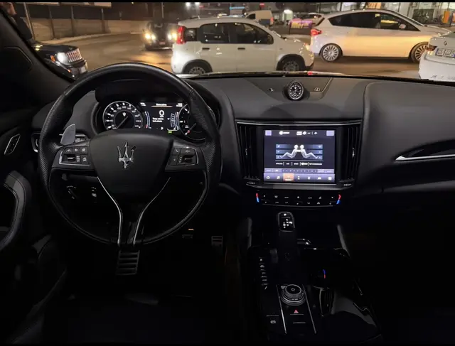 Miniatura foto 7 — Maserati Levante